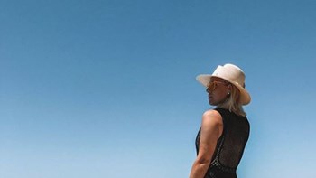 Πασίγνωστη τενίστρια αποσύρθηκε από το Wimbledon και κάνει διακοπές στη Σαντορίνη – ΦΩΤΟ