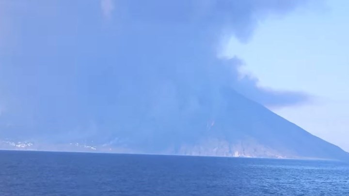 Εξερράγη το ηφαίστειο του νησιού Στρόμπολι – Τρομοκρατημένοι οι τουρίστες έπεσαν στη θάλασσα – ΒΙΝΤΕΟ
