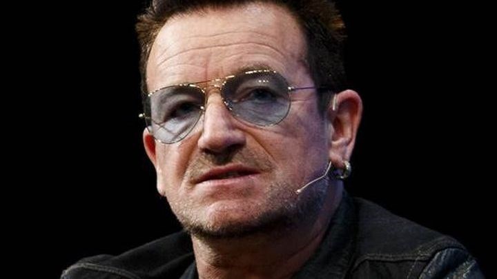 Στην Ύδρα ο Μπόνο των U2 – Η φωτογραφία μπροστά από το σπίτι του Κοέν – ΦΩΤΟ