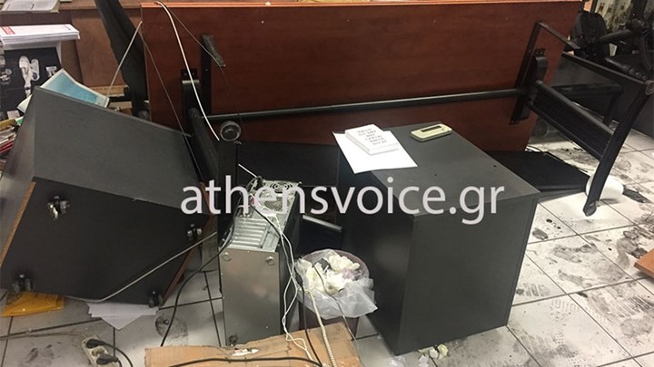 «Γυαλιά καρφιά» τα γραφεία της Athens Voice – ΦΩΤΟ και BINTEO έπειτα από την επίθεση
