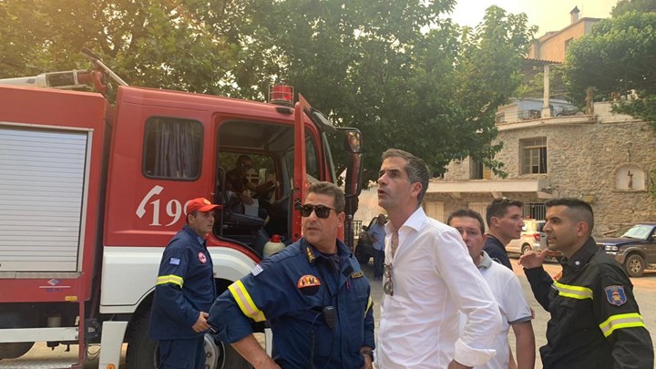 Ο Μπακογιάννης στο μέτωπο της φωτιάς στην Εύβοια- ΦΩΤΟ