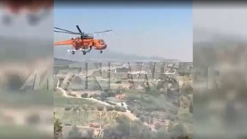 Ελικόπτερο επιχειρεί στη φωτιά στα Σπάτα – ΒΙΝΤΕΟ