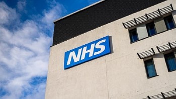 Χαμός σε νοσοκομείο – Παππούς ευχαρίστησε τις νοσοκόμες με κέικ από μαριχουάνα