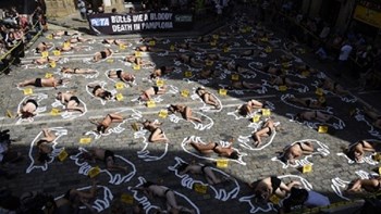 Ημίγυμνη διαμαρτυρία κατά των ταυροδρομιών στην Παμπλόνα – ΦΩΤΟ – ΒΙΝΤΕΟ