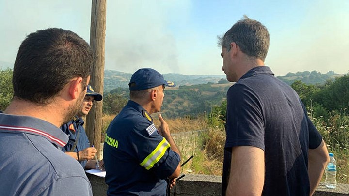Σε κατάσταση έκτακτης ανάγκης ζητεί να κηρυχθούν οι φλεγόμενες περιοχές στην Εύβοια ο Μπακογιάννης
