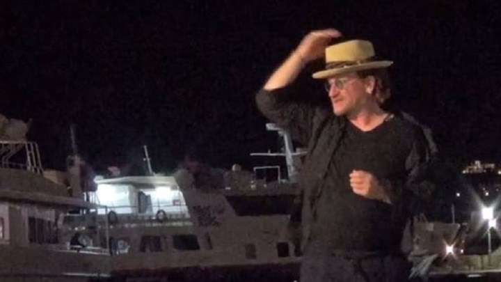 Στη Μύκονο ο Bono των U2 με τη σύζυγό του – ΒΙΝΤΕΟ