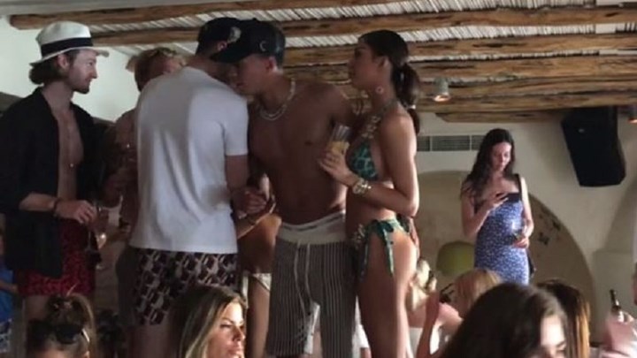 Η “εκρηκτική” σύντροφος του Ντέλε Άλι ξεσήκωσε τη Μύκονο χορεύοντας συρτάκι – ΒΙΝΤΕΟ