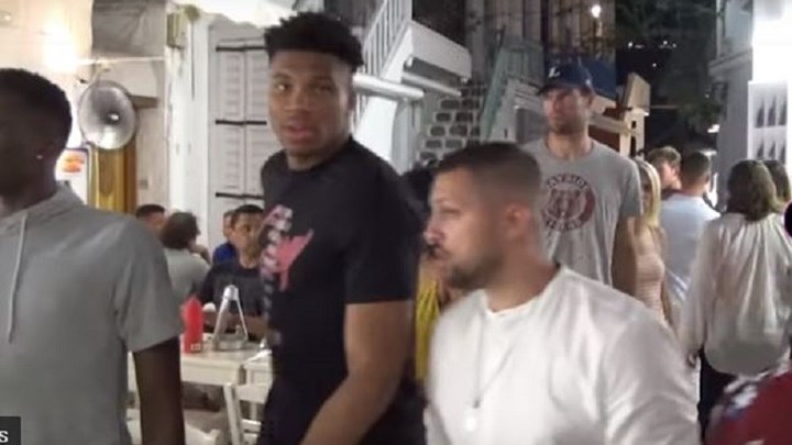 Είδε τον Αντετοκούνμπο στα στενά της Μυκόνου και… τρελάθηκε – ΒΙΝΤΕΟ