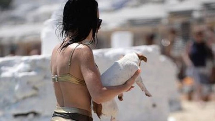 Η εκρηκτική Δήμητρα Αλεξανδράκη στη Μύκονο – Απολαμβάνει τη σαμπάνια της με χρυσό μπικίνι – ΦΩΤΟ