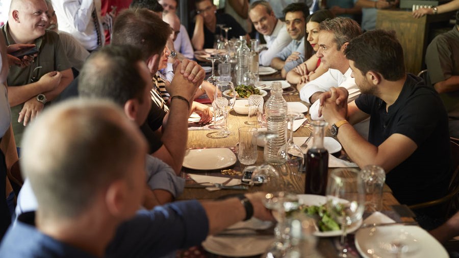 Σε καφέ στο Παγκράτι το προεκλογικό γεύμα του Μητσοτάκη με τους δημοσιογράφους – ΦΩΤΟ – ΒΙΝΤΕΟ