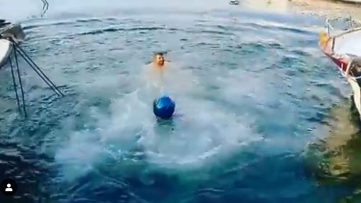 Νέα ιστορία «τρέλας» από τον Μάριο Μπαλοτέλι – Πλήρωσε 2.000 ευρώ σε ιδιοκτήτη σκούτερ για να πέσει στη θάλασσα – ΒΙΝΤΕΟ