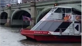 Σκάφος αναψυχής “σφήνωσε” στη Γέφυρα του Ουεστμίνστερ – ΒΙΝΤΕΟ