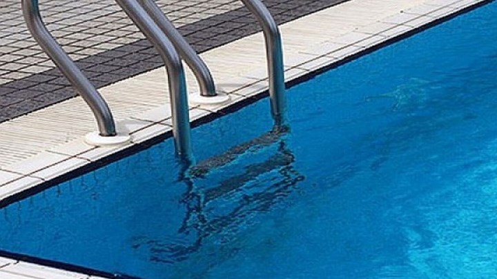 Γιατρός βρέθηκε νεκρός στην πισίνα του σπιτιού του