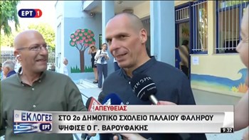 Βαρουφάκης: Συγχαρητήρια στους πολίτες που σηκώνονται από τον καναπέ και ψηφίζουν – ΒΙΝΤΕΟ