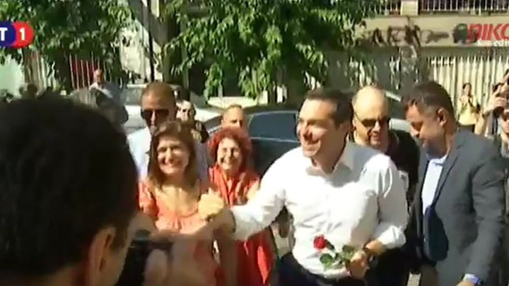 Ο Αλέξης Τσίπρας με κόκκινο τριαντάφυλλο στο χέρι – ΒΙΝΤΕΟ