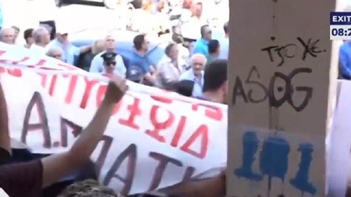 Η στιγμή της έντασης στο εκλογικό κέντρο που ψήφισε ο Μητσοτάκης – ΒΙΝΤΕΟ