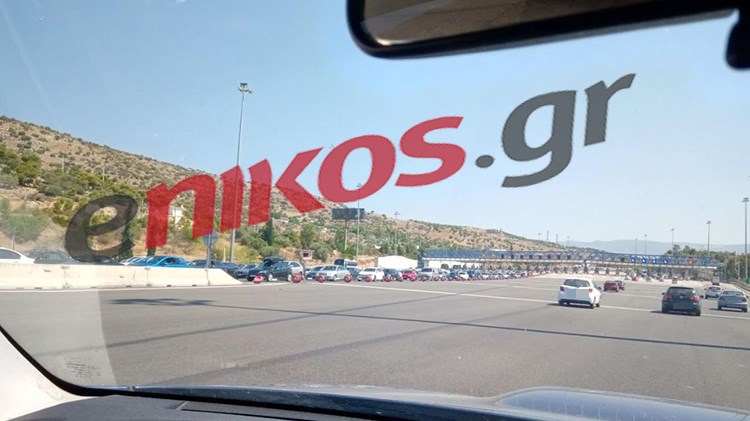 Ατελείωτες ουρές στα διόδια Ελευσίνας – ΦΩΤΟ αναγνώστη – ΤΩΡΑ