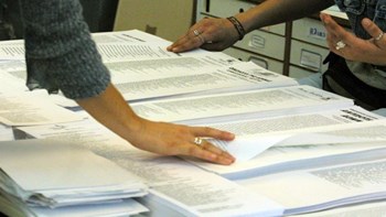 Καταγγελίες ότι σε εκλογικά τμήματα του Ηρακλείου δεν δίνουν ψηφοδέλτια του ΣΥΡΙΖΑ