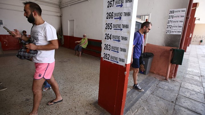 Πήγαν στις κάλπες με μαγιό και σαγιονάρες – ΦΩΤΟ