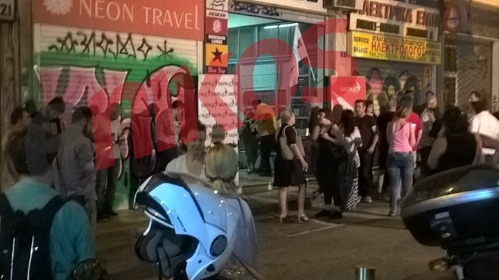 Μαζεύεται κόσμος στο εκλογικό κέντρο του ΜέΡΑ 25 – ΦΩΤΟ