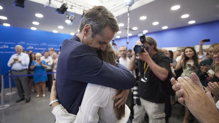 Οι τρυφερές αγκαλιές του Μητσοτάκη με τα παιδιά του – ΦΩΤΟ