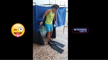 Ο “Αγάπη μόνο” πήγε να ψηφίσει με τα βατραχοπέδιλα – ΒΙΝΤΕΟ