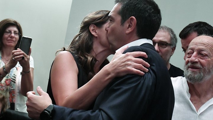 Η αγκαλιά της Μπέτυς Μπαζιάνα στον Αλέξη Τσίπρα – ΦΩΤΟ