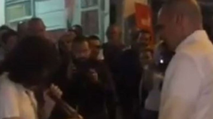 Ο Βαρουφάκης και η σύζυγός του τραγουδούν το “Πότε θα κάνει ξαστεριά” – ΒΙΝΤΕΟ