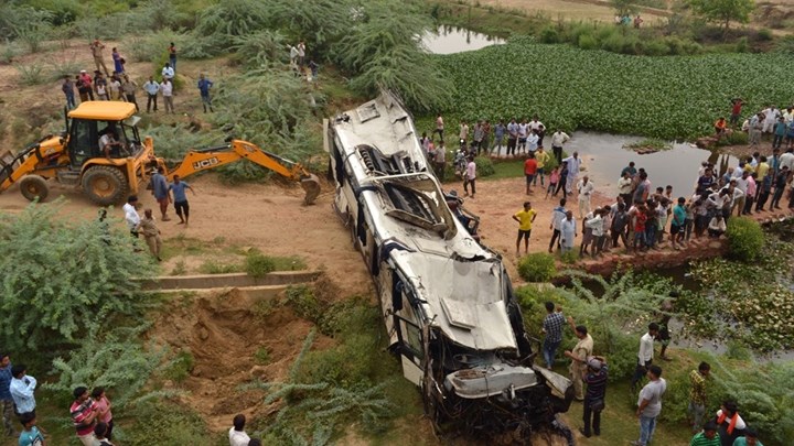 Νέες ΦΩΤΟ από το τροχαίο δυστύχημα στην Ινδία – Τουλάχιστον 29 νεκροί και 18 τραυματίες
