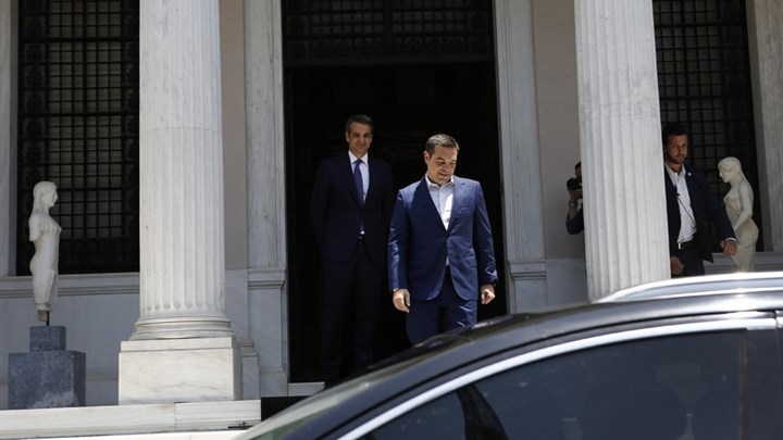 Αλλαγή σκυτάλης στο Μέγαρο Μαξίμου – Η στιγμή της αποχώρησης του Αλέξη Τσίπρα – Οι πρώτες δηλώσεις του Κυριάκου Μητσοτάκη -ΒΙΝΤΕΟ