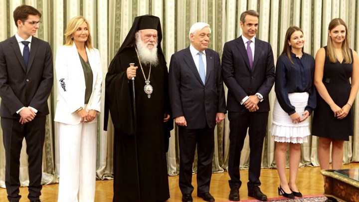 Συγκινημένη η οικογένεια του Μητσοτάκη κατά την ορκωμοσία – Η αγκαλιά με τη Μαρέβα – ΦΩΤΟ