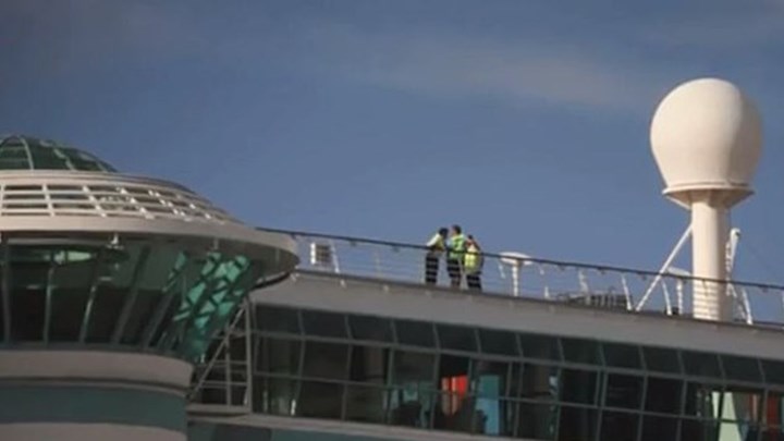 Τραγωδία – Σκοτώθηκε κοριτσάκι 19 μηνών που γλίστρησε από τα χέρια του παππού του και έπεσε από κρουαζιερόπλοιο – ΦΩΤΟ