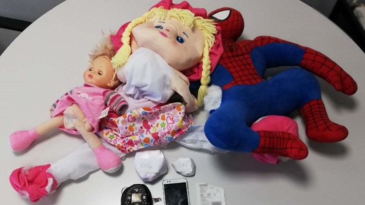 Εξαρθρώθηκε «οικογενειακή επιχείρηση» εμπορίας κοκαΐνης – Έκρυβαν τα ναρκωτικά σε παιδικές κούκλες – ΦΩΤΟ