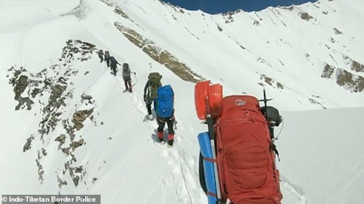 Σοκάρει το βίντεο με τις τελευταίες στιγμές των ορειβατών που παρασύρθηκαν από χιονοστιβάδα στα Ιμαλάια