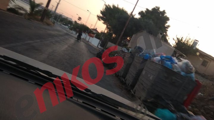 Γεμάτοι σκουπίδια οι δρόμοι της Σαλαμίνας – ΦΩΤΟ αναγνώστη