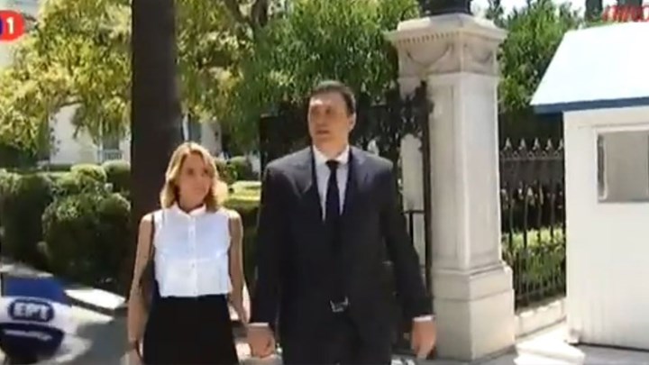 Πιασμένοι χέρι-χέρι βγήκαν από το Προεδρικό Μέγαρο Κικίλιας και Μπαλατσινού – ΒΙΝΤΕΟ