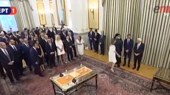 Το άγχος της πρωτάρας: Η Σοφία Ζαχαράκη ξέχασε να χαιρετήσει τον Προκόπη Παυλόπουλο και…ξαναγύρισε – ΒΙΝΤΕΟ