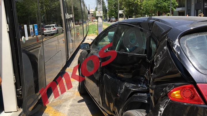 Τροχαίο στο Παλαιό Φάληρο – Αυτοκίνητο συγκρούστηκε με συρμό του τραμ – ΦΩΤΟ αναγνώστη