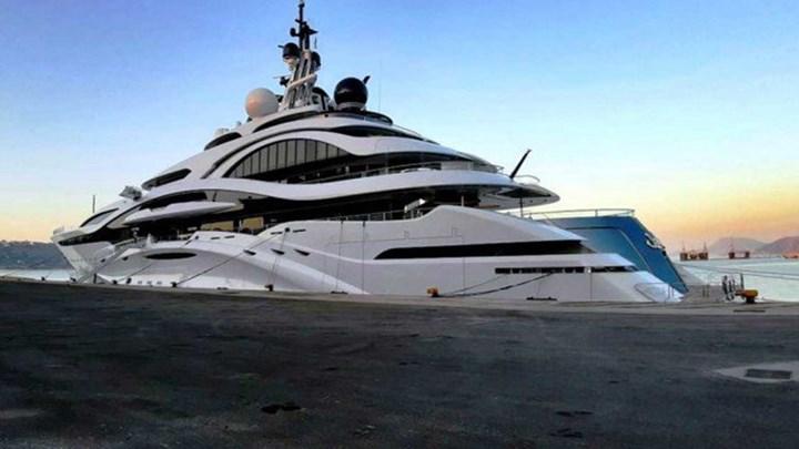 Στη Σούδα το υπερπολυτελές γιοτ Εμίρη του Κατάρ – ΦΩΤΟ
