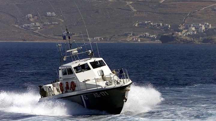 Ακυβέρνητο σκάφος με έξι αλλοδαπούς εντοπίστηκε στη Σύρο