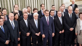 Όσα δεν έδειξαν οι κάμερες στις παραδόσεις- παραλαβές των υπουργείων