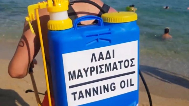 Βρέθηκε η λύση για γρήγορο… μαύρισμα – Η πατέντα με το ψεκαστήρι λαδιού που έχει γίνει viral – ΒΙΝΤΕΟ