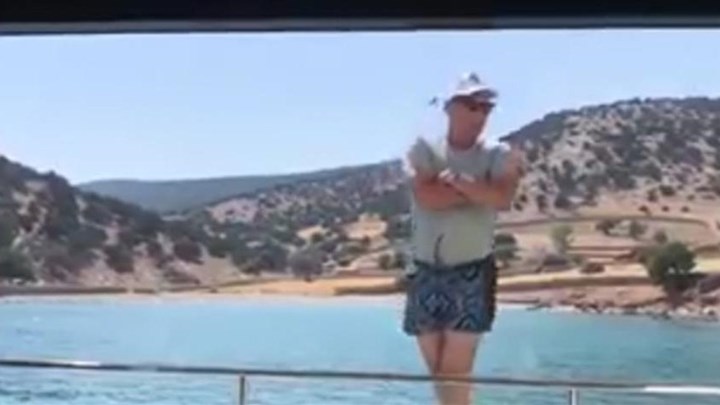 Ο Χανκς “έκλεισε” τα 63 και η βουτιά στην Αντίπαρο κάνει θραύση στα social media – BINTEO