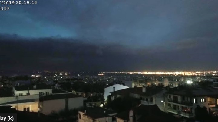 Η στιγμή που η φονική κακοκαιρία χτυπά τη Χαλκιδική – ΒΙΝΤΕΟ