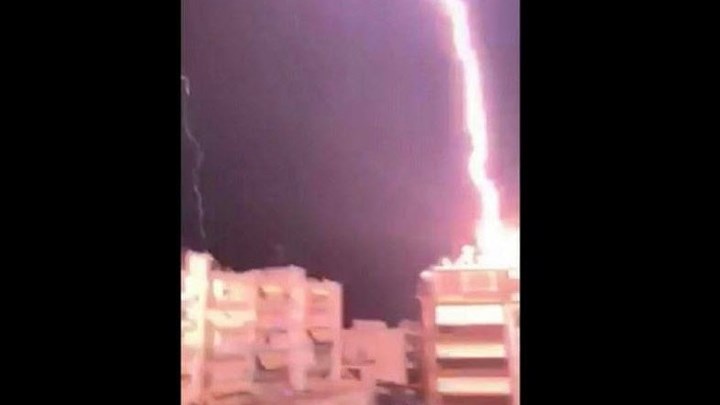 Η στιγμή που κεραυνός χτυπάει πολυκατοικία στη Θεσσαλονίκη – ΒΙΝΤΕΟ