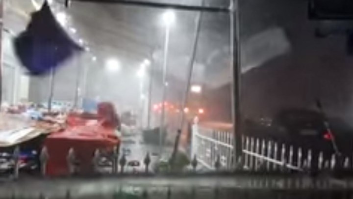 Βίντεο-σοκ: Η στιγμή που ανεμοστρόβιλος χτυπά τη Νέα Καλλικράτεια