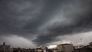 Αλαλούμ με tweet για πιθανά ακραία καιρικά φαινόμενα στην Αττική – Διαψεύδει η Πολιτική Προστασία