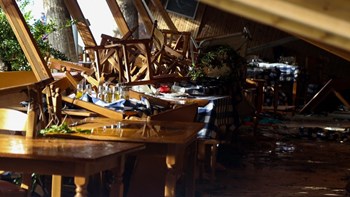 Ραγίζει καρδιές ο άνδρας που έχασε σύζυγο και παιδί στη θεομηνία της Χαλκιδικής – BINTEO