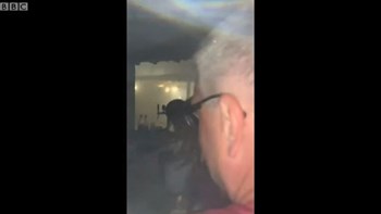 Βίντεο του BBC από την φονική κακοκαιρία: Σε πανικό τουρίστες βρίσκουν καταφύγιο σε μπαρ