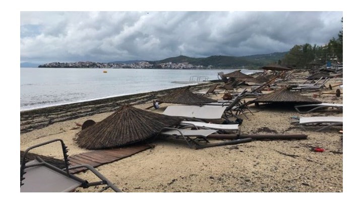 Εγκαταλείπουν τη Χαλκιδική οι τουρίστες έπειτα από τη φονική κακοκαιρία – ΦΩΤΟ